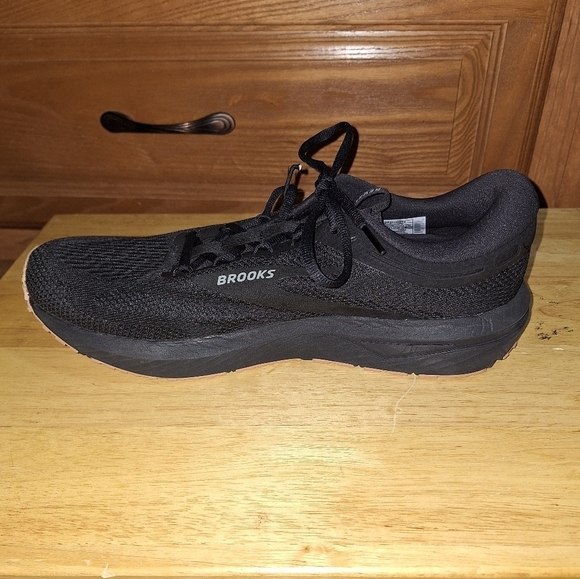 Brooks Revel 7 Men\'s Black Running Shoes In A Size 12.5D. New With A Flaw main image 12